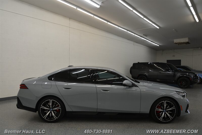 Used 2025 BMW 550e xDrive w/ Premium Package AWD/4WD image 10