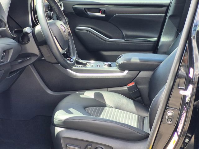 Used 2025 Toyota Highlander XSE image 16