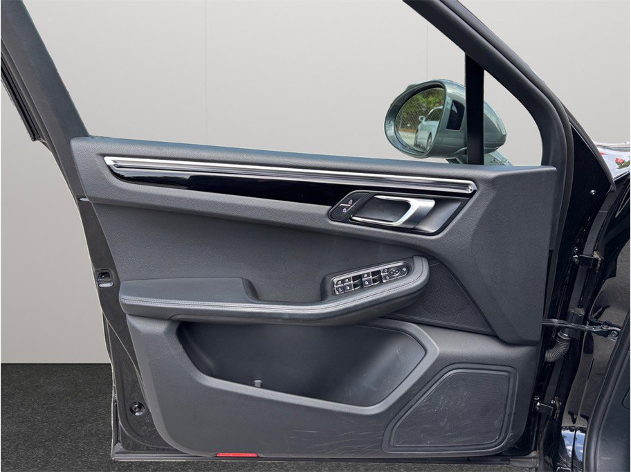 Used 2023 Porsche Macan Turbo image 22