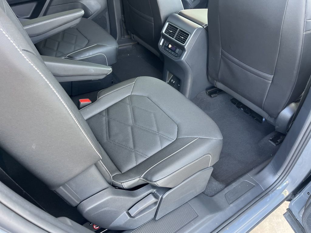 Used 2025 Volkswagen Atlas SE w/ Black Wheel Package image 37