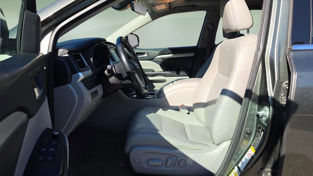 Used 2017 Toyota Highlander XLE w/ Carpet Mat Package AWD/4WD image 11