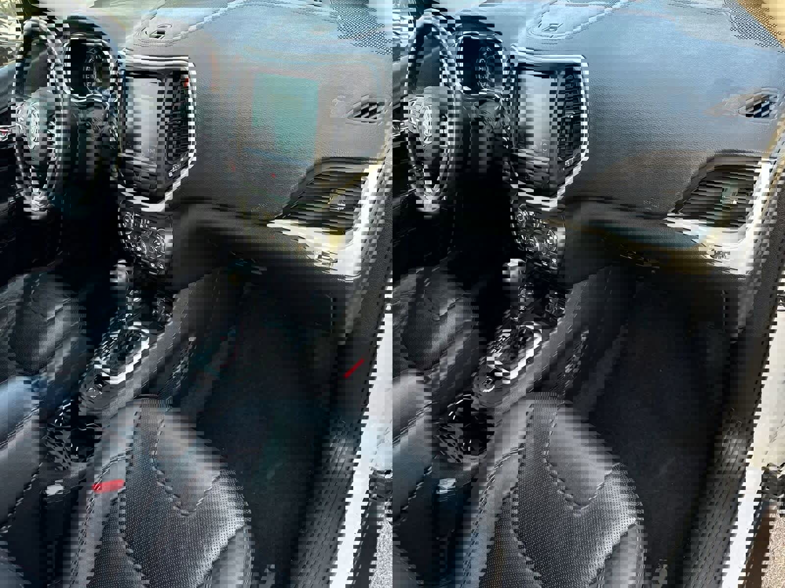 Used 2016 Jeep Cherokee Trailhawk w/ Comfort/Convenience Group image 11