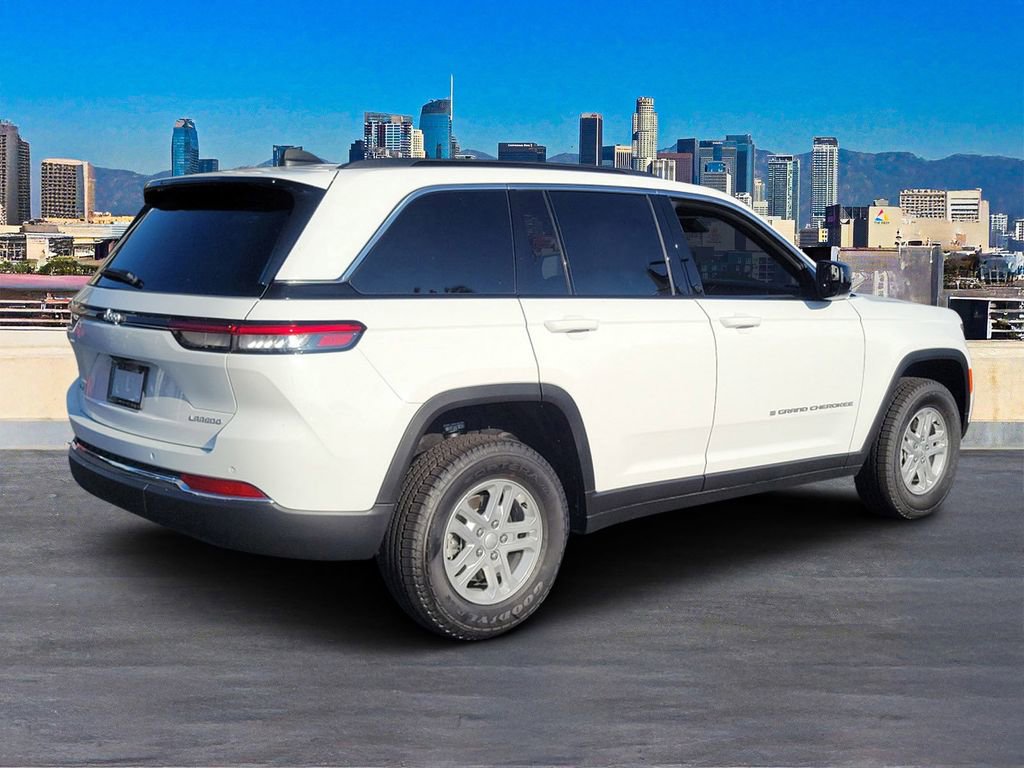 Used 2025 Jeep Grand Cherokee Laredo image 4