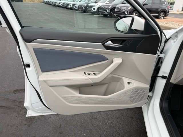 Used 2025 Volkswagen Jetta SE image 20