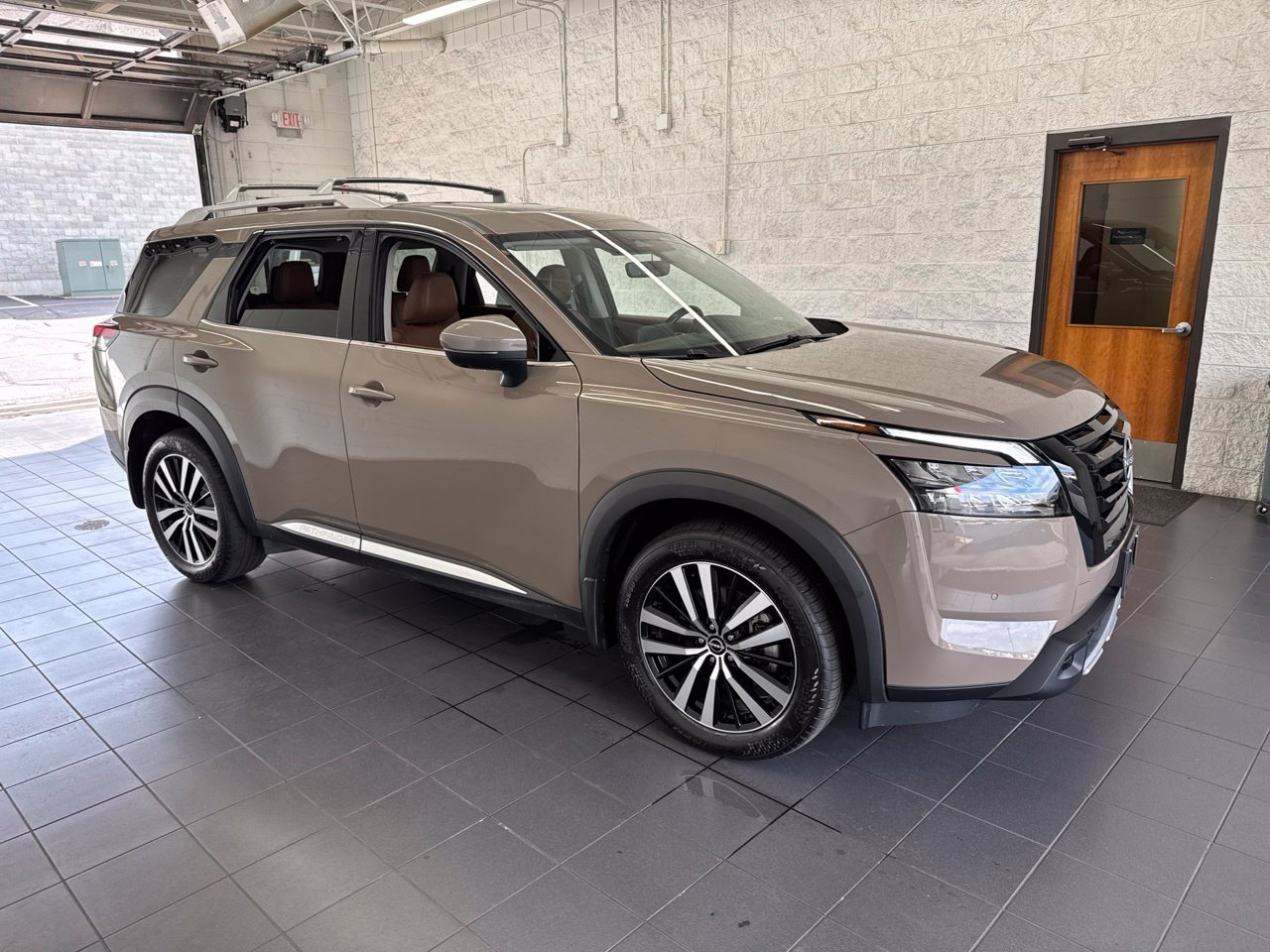 Used 2025 Nissan Pathfinder Platinum AWD/4WD image 1