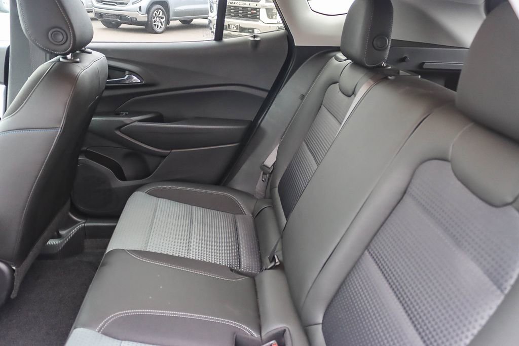 Used 2025 Chevrolet Trax LT w/ LT Convenience Package image 17