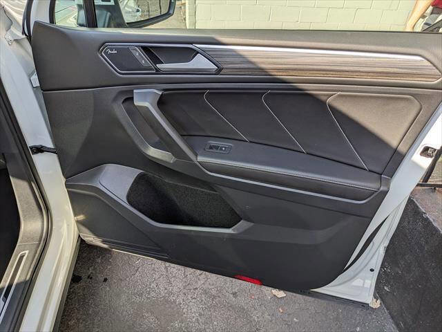 Used 2022 Volkswagen Tiguan SEL R-Line AWD/4WD image 19