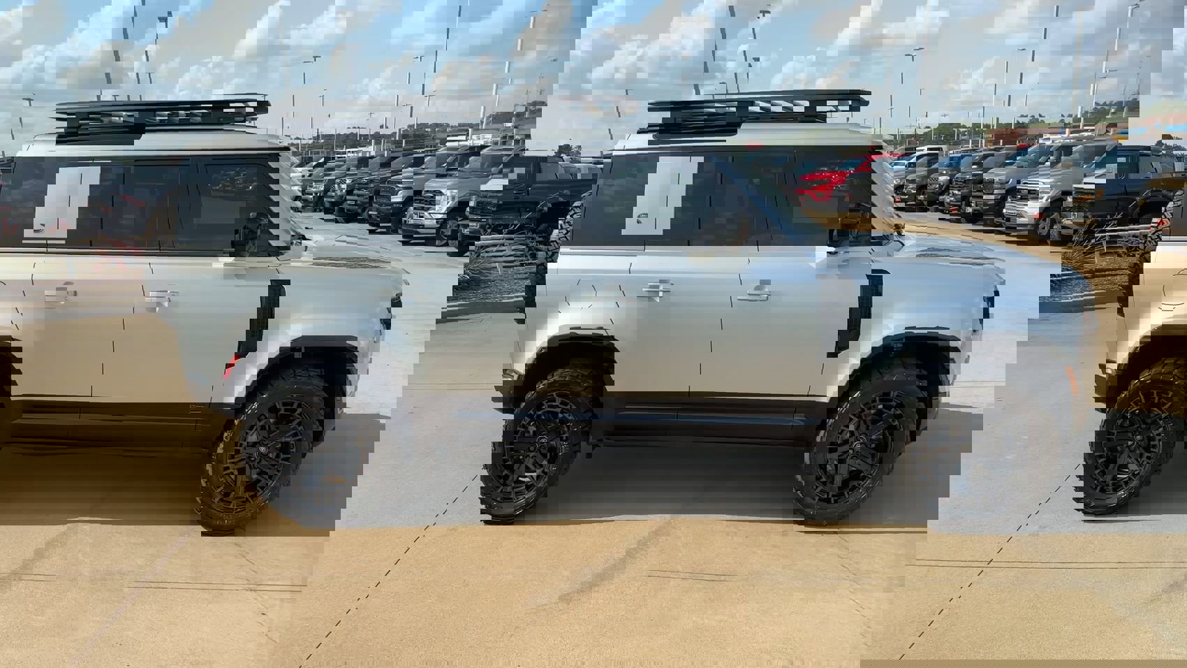 Used 2021 Land Rover Defender 110 X-Dynamic HSE image 2