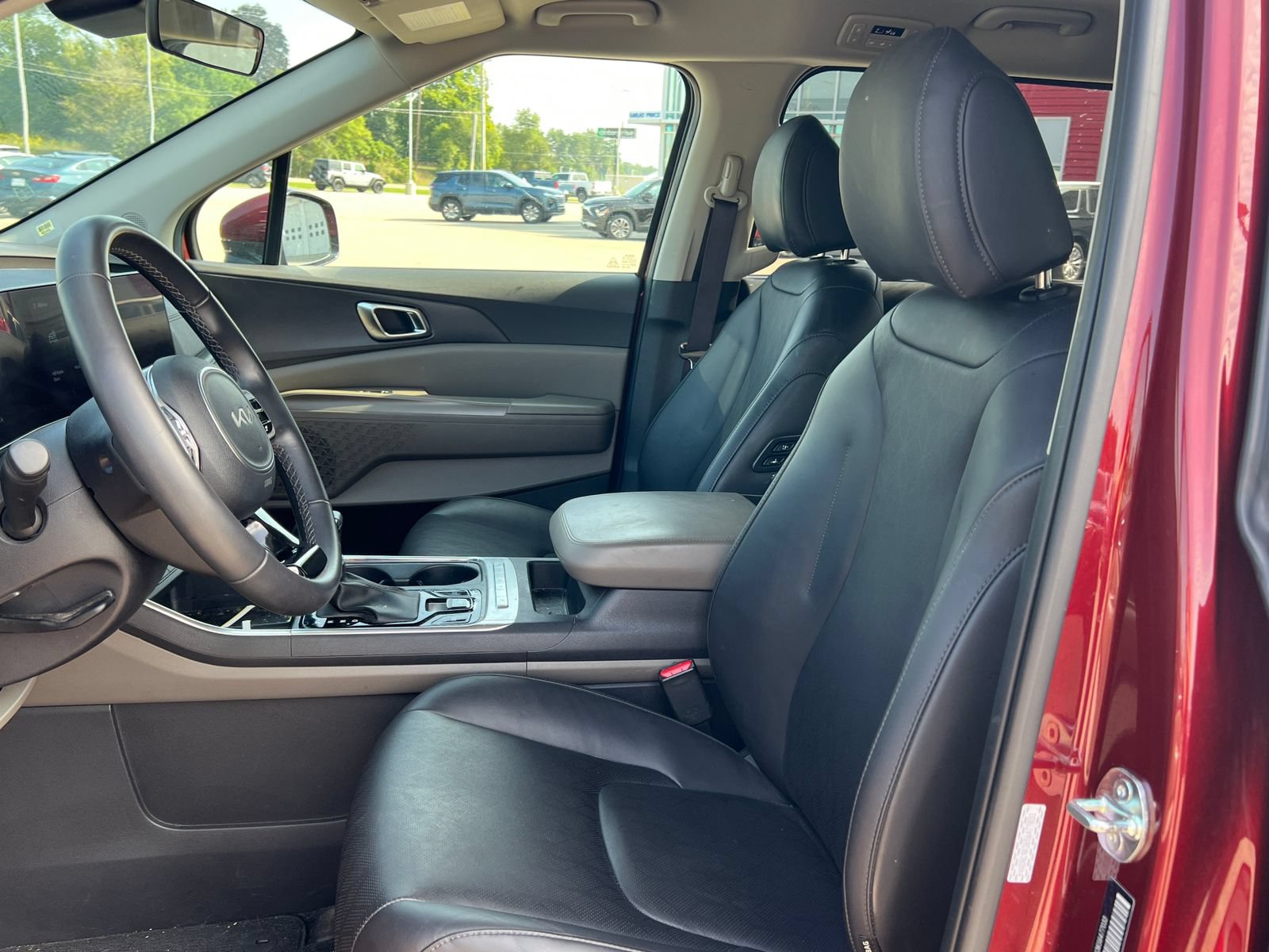 Used 2025 Kia Carnival EX FWD image 3