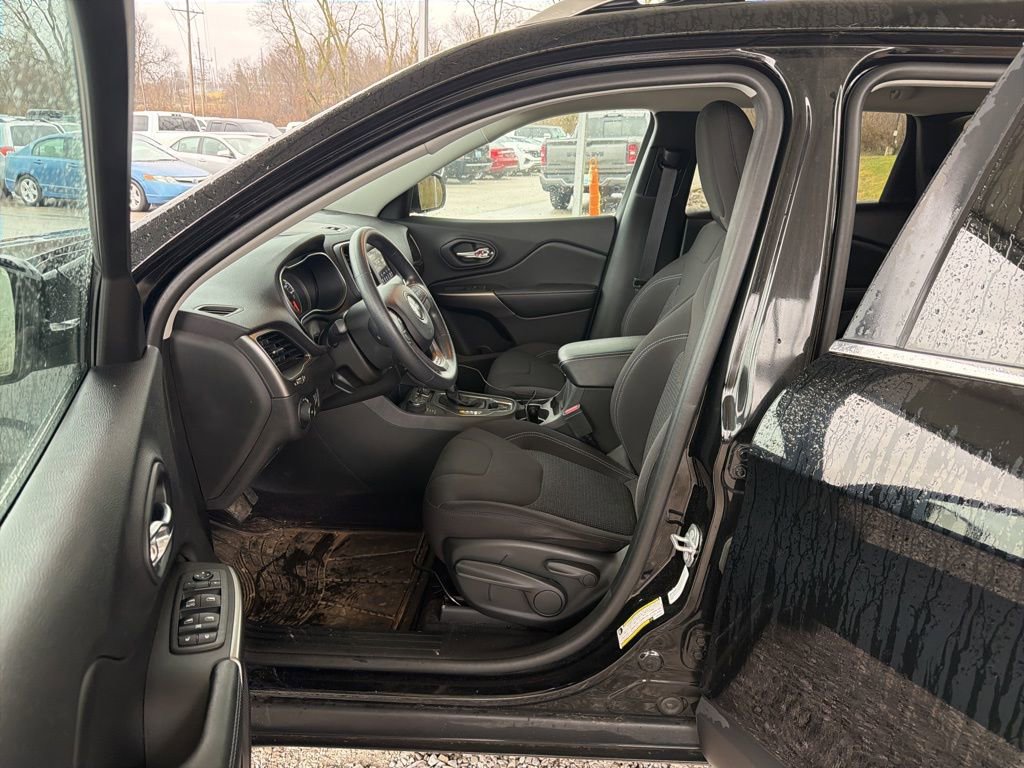 Used 2019 Jeep Cherokee Latitude w/ Popular Appearance Group image 6