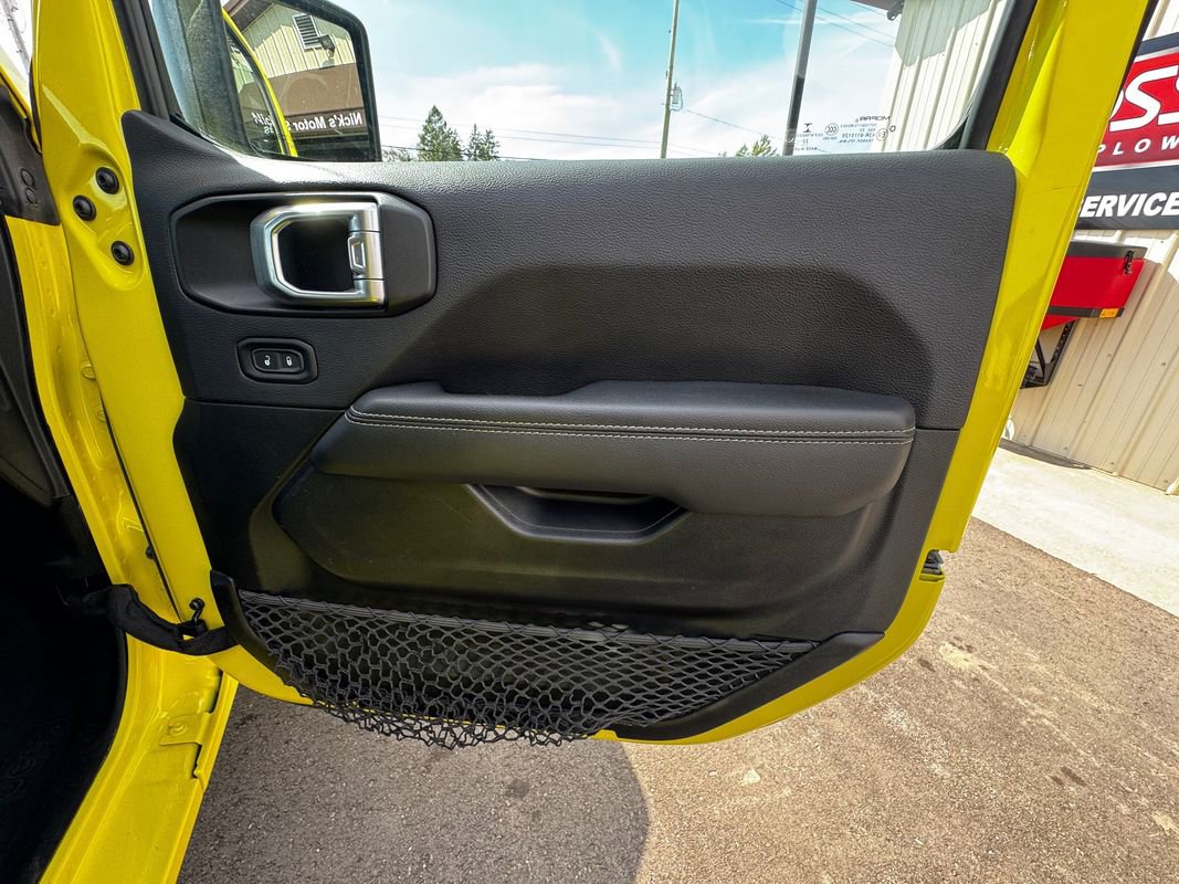 Used 2023 Jeep Wrangler Unlimited Sahara AWD/4WD image 32