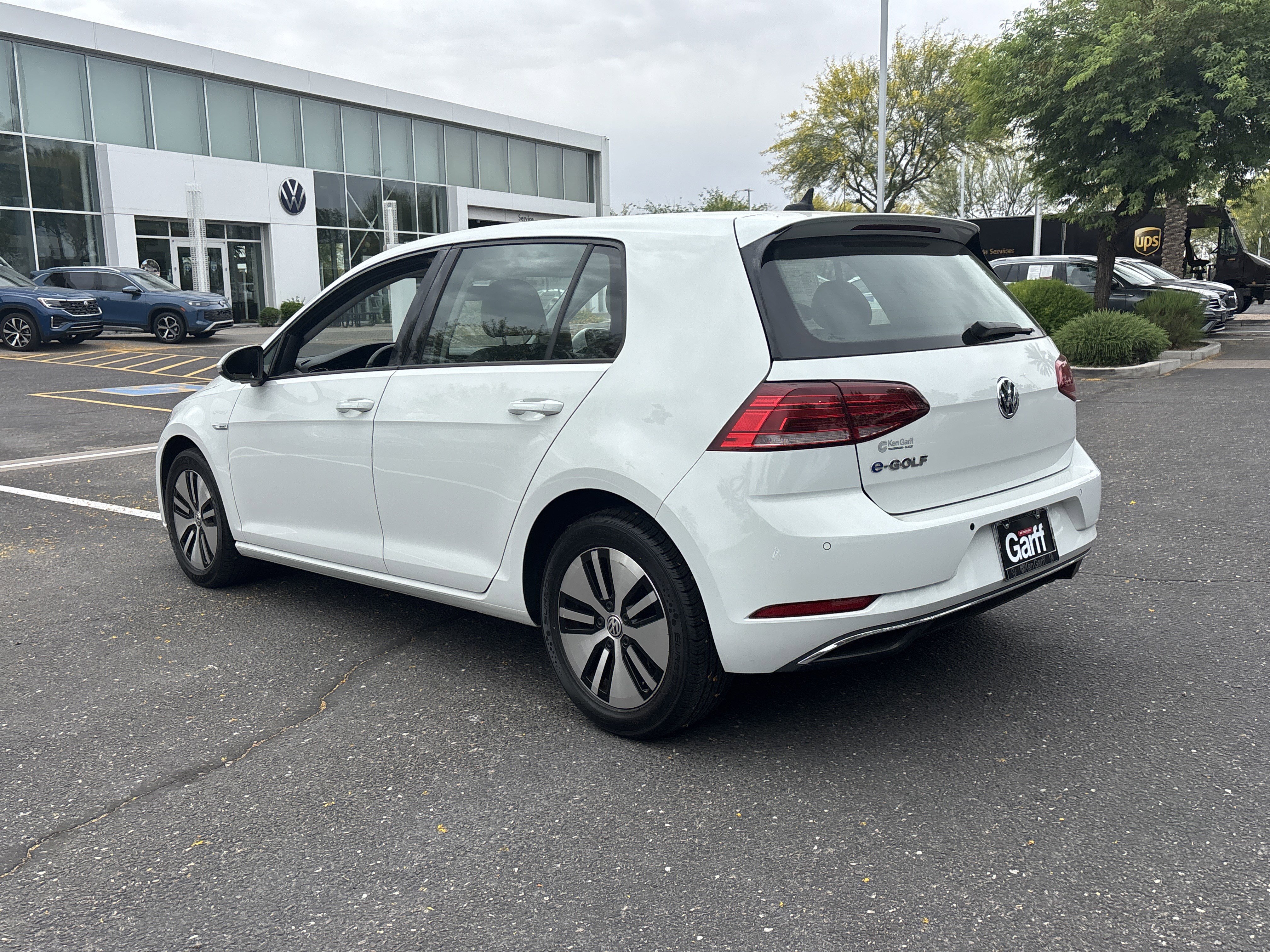 Used 2018 Volkswagen e-Golf SEL Premium image 3