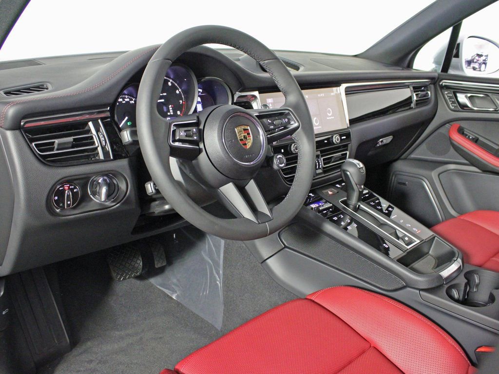 Certified 2025 Porsche Macan image 4