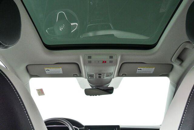 Used 2025 Volkswagen Taos SE w/ Panoramic Sunroof Package FWD image 18