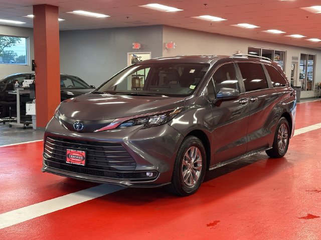 Certified 2025 Toyota Sienna XLE FWD image 7