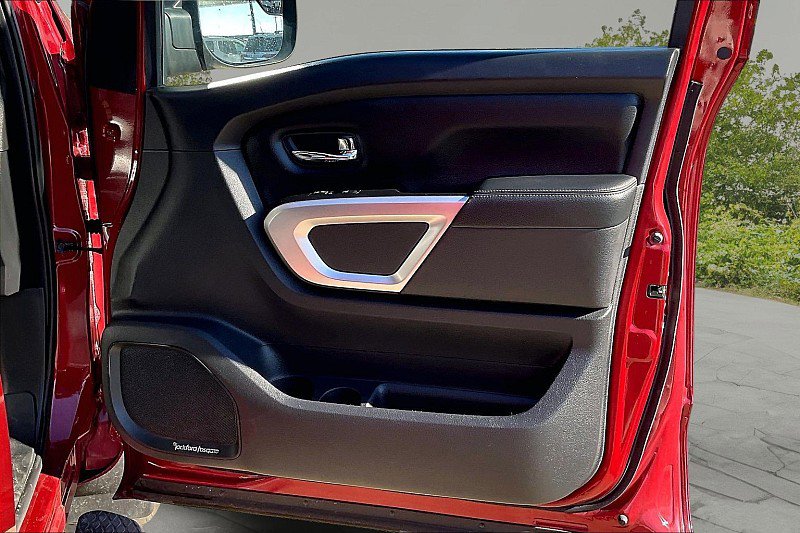Used 2018 Nissan Titan SL image 28