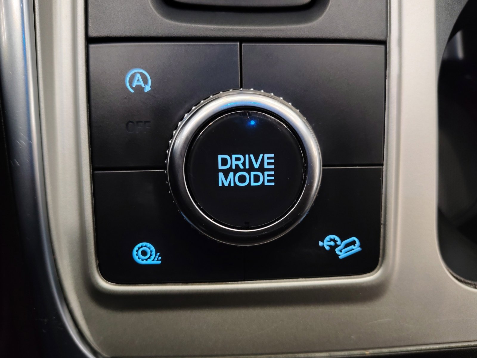 Used 2024 Ford Explorer XLT w/ Equipment Group 202A AWD/4WD image 6