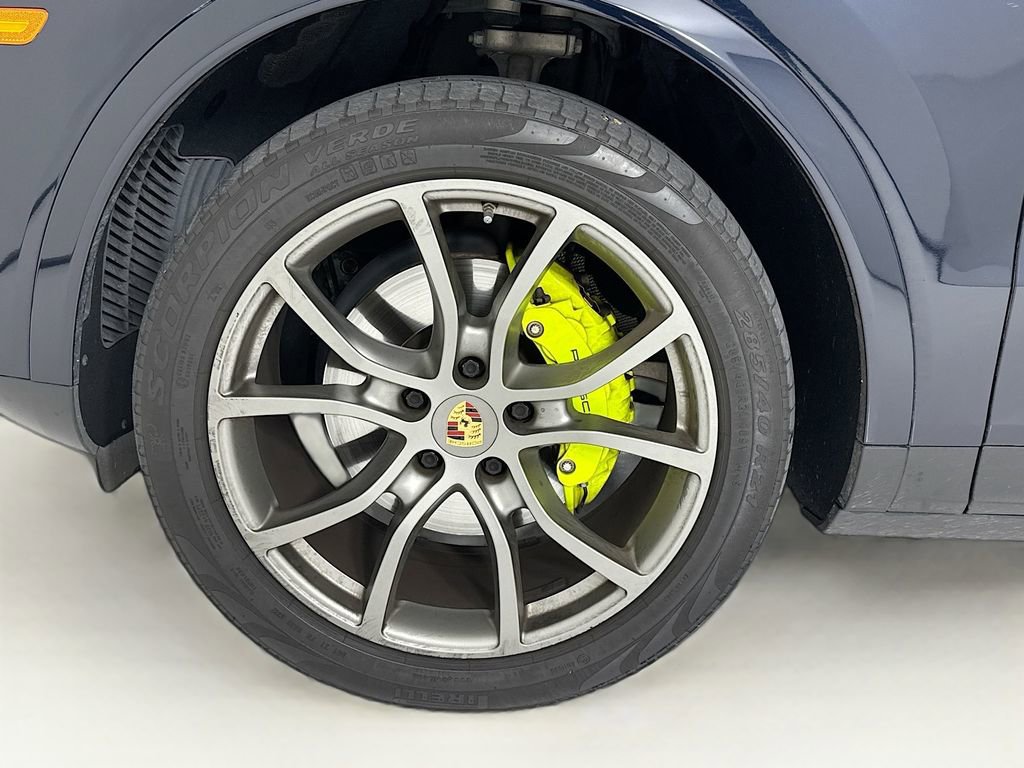 Certified 2023 Porsche Cayenne Platinum Edition image 33