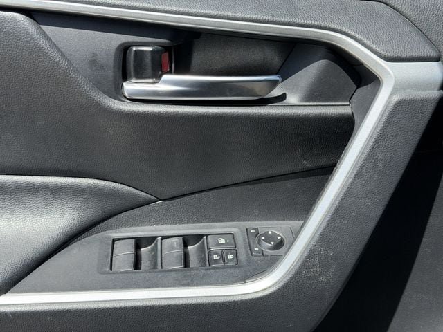 Used 2020 Toyota RAV4 XLE w/ Convenience Package FWD image 23