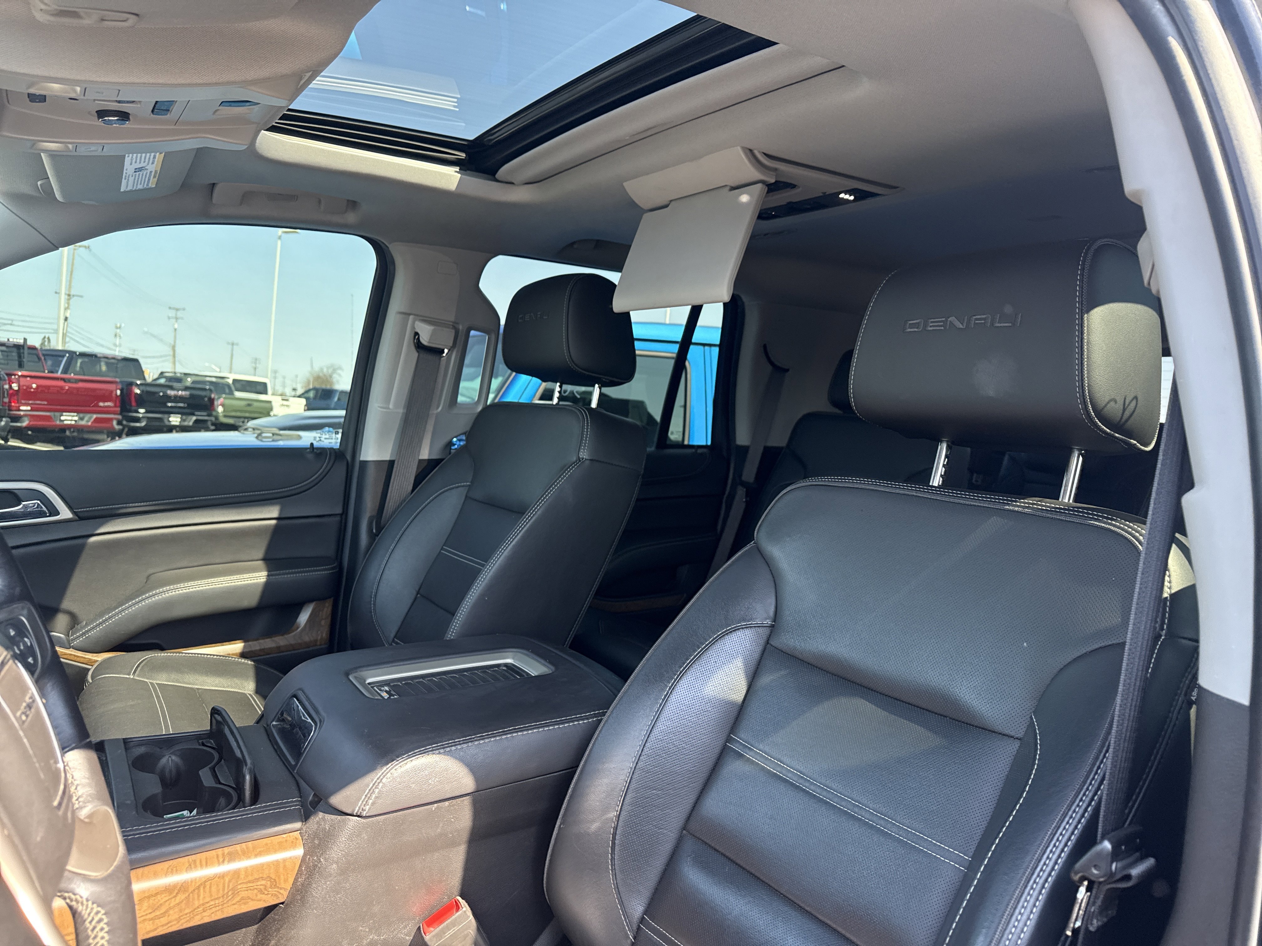 Used 2020 GMC Yukon Denali w/ Denali Ultimate Black Edition AWD/4WD image 5