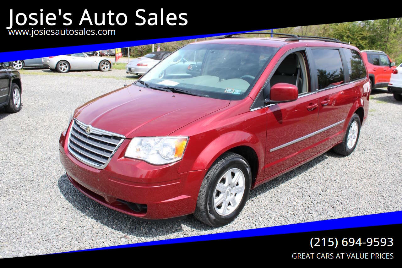 Used 2010 Chrysler Town & Country Touring w/ Entertainment Group #2 FWD image 1