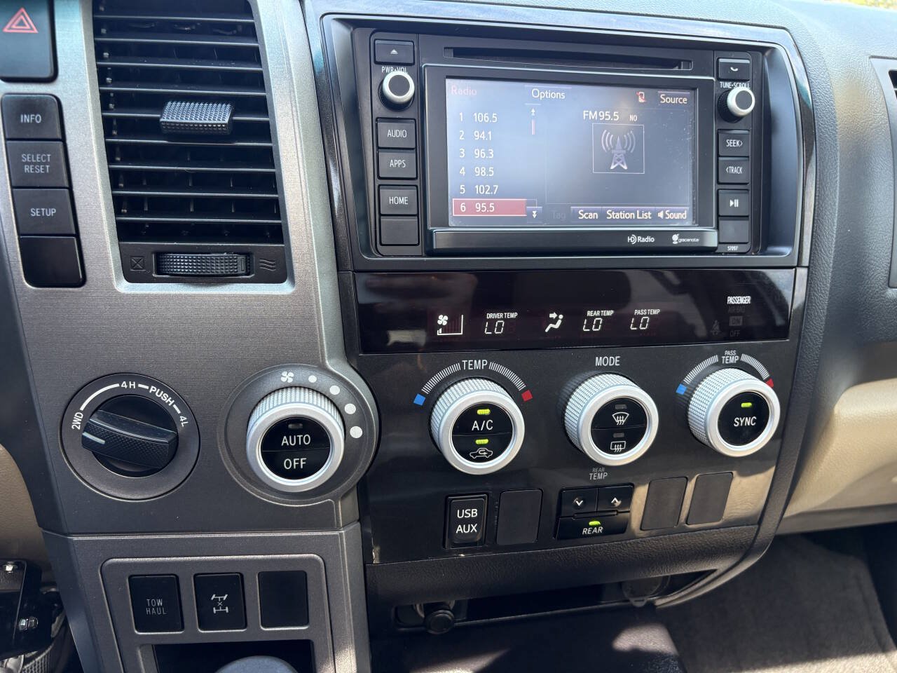 Used 2015 Toyota Sequoia SR5 AWD/4WD image 33