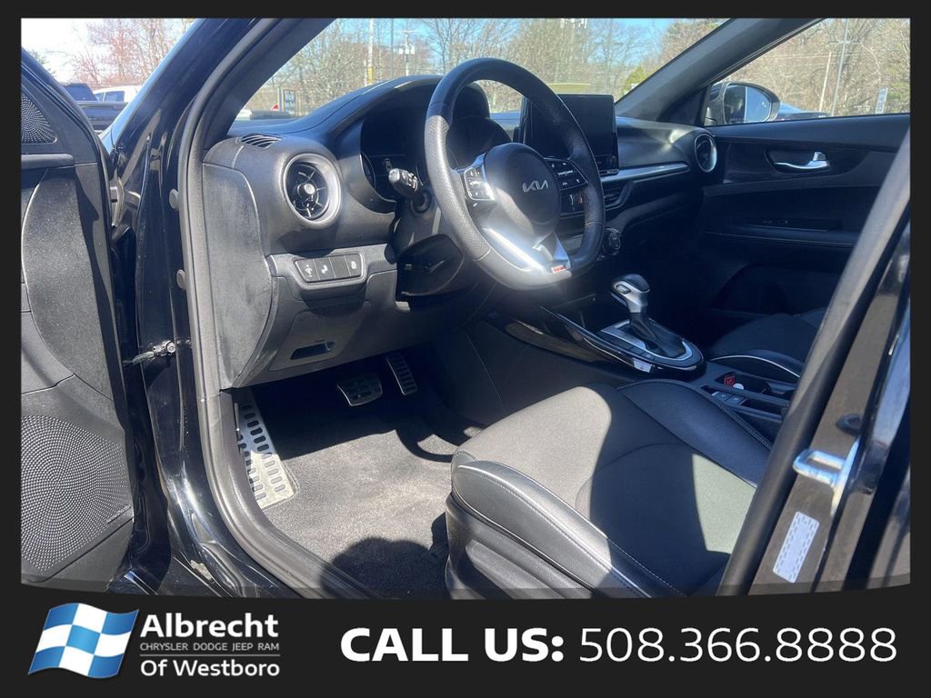 Used 2023 Kia Forte GT-Line w/ GT-Line Premium Package FWD image 9