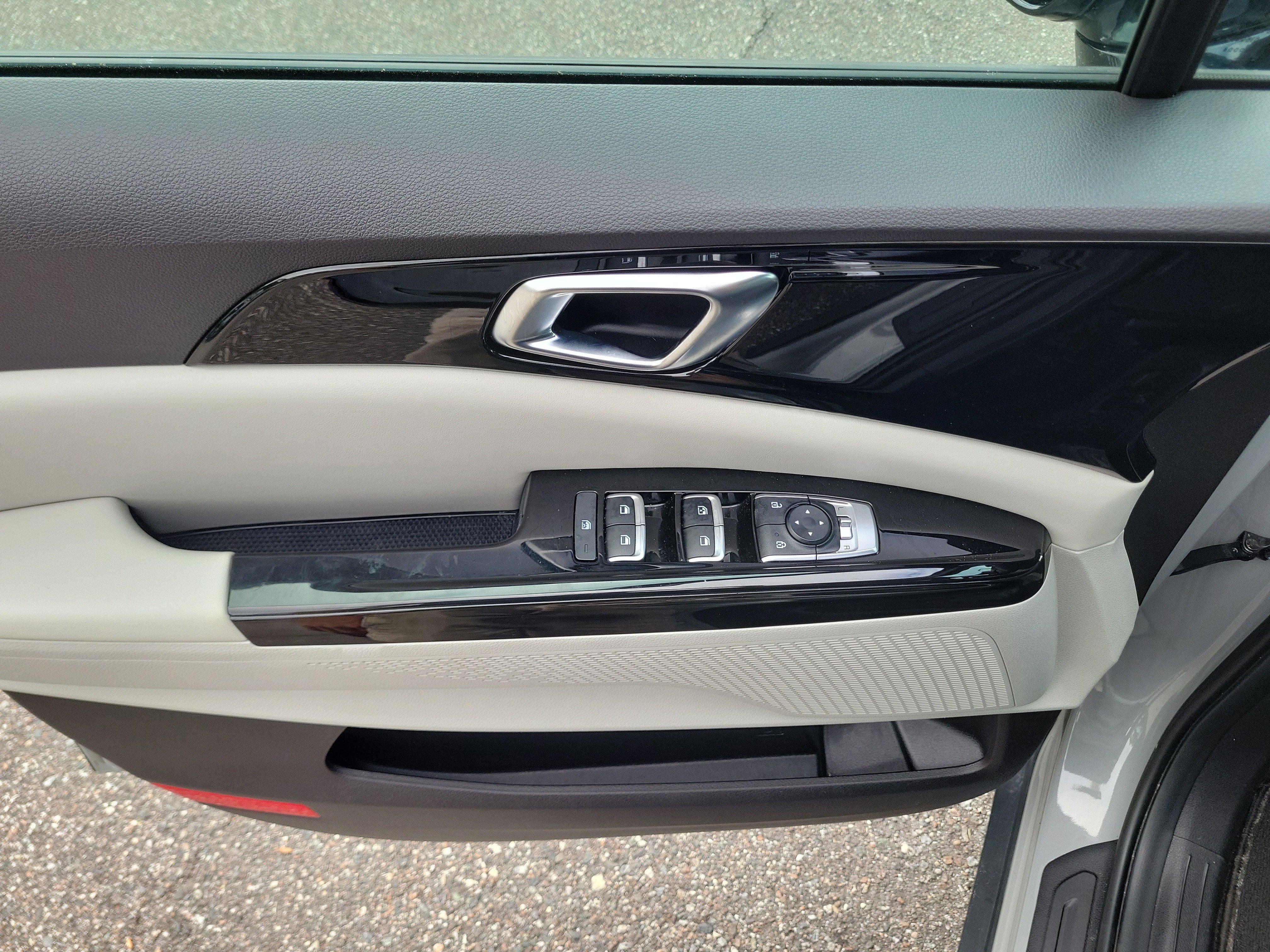 Used 2023 Kia Carnival EX FWD image 20