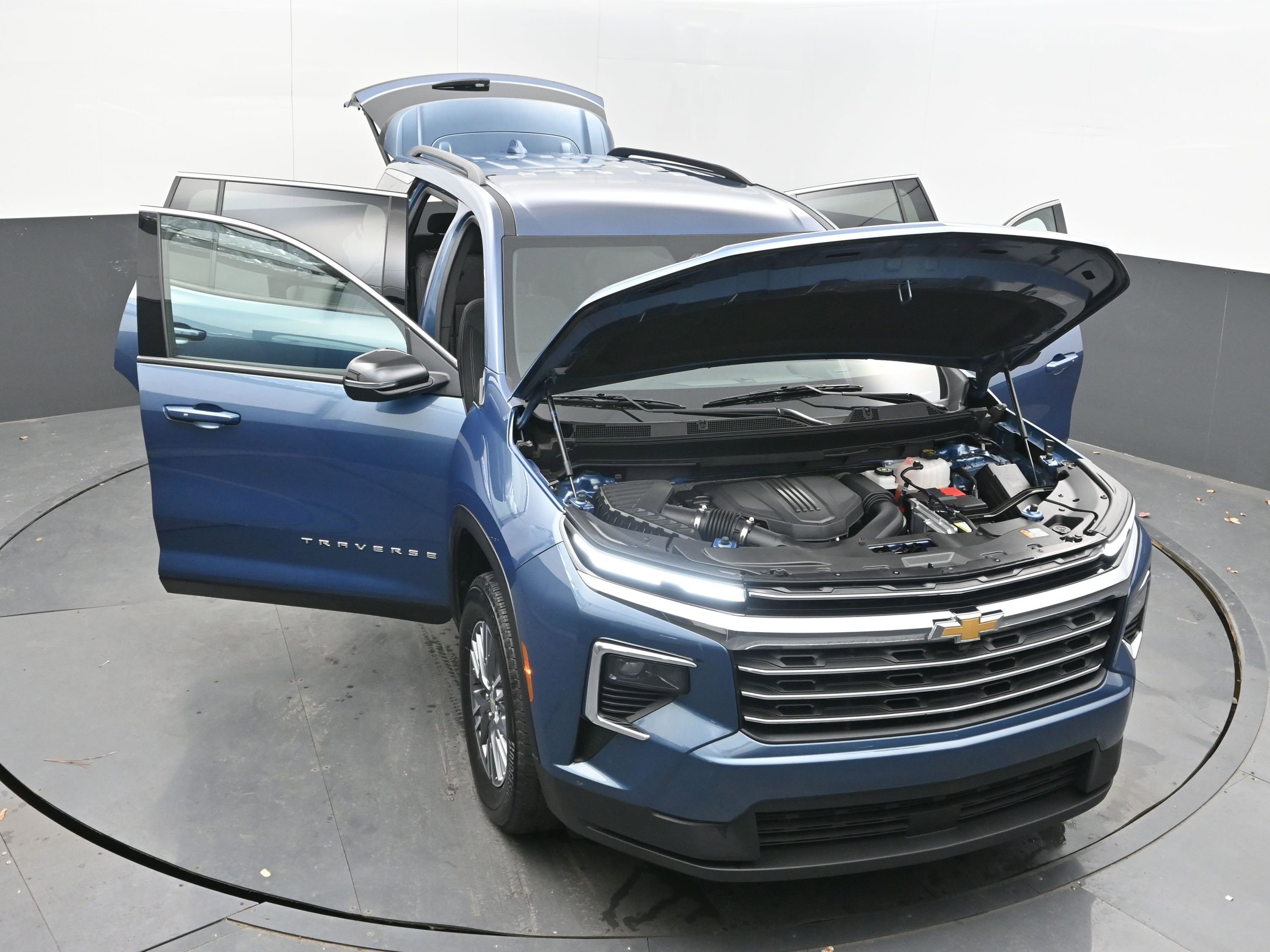 Used 2025 Chevrolet Traverse LT image 41