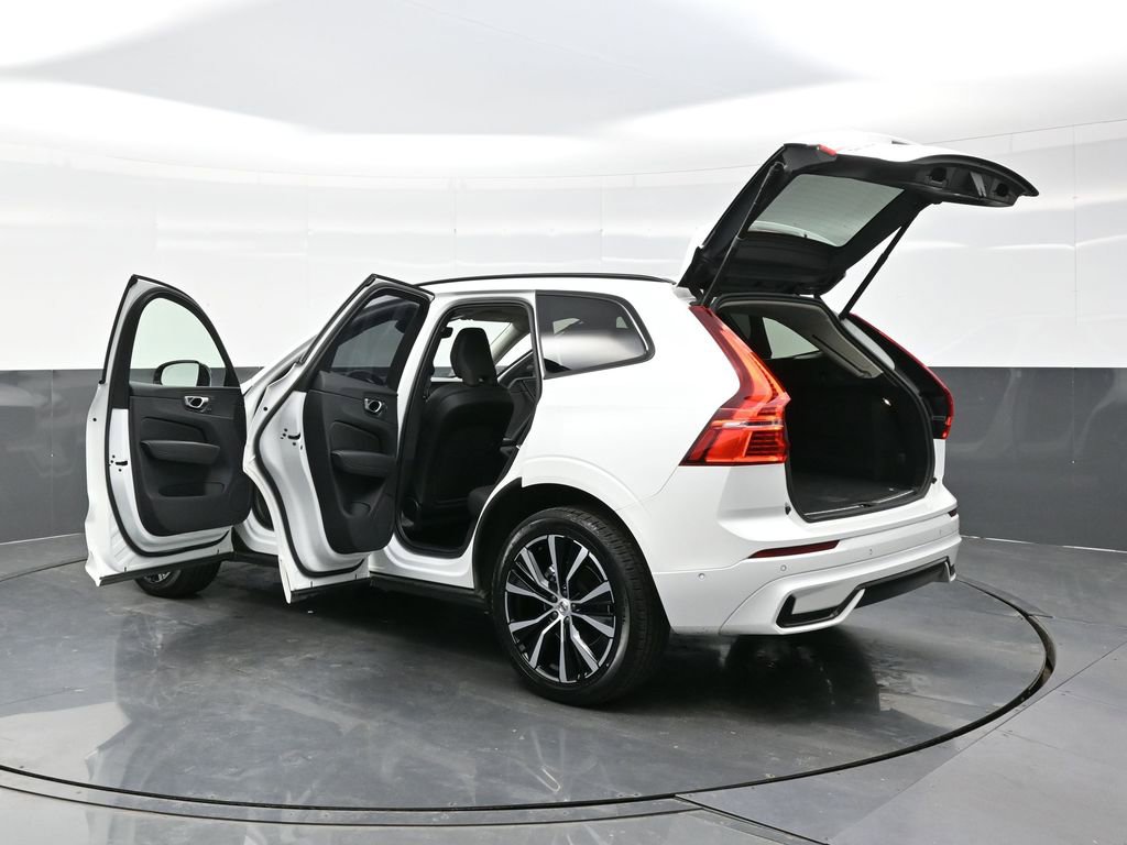 Used 2025 Volvo XC60 B5 Plus image 34