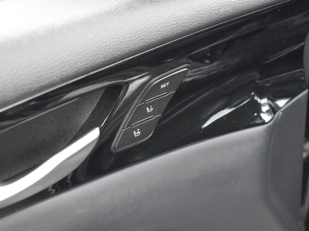 Used 2018 Kia Cadenza Limited image 11