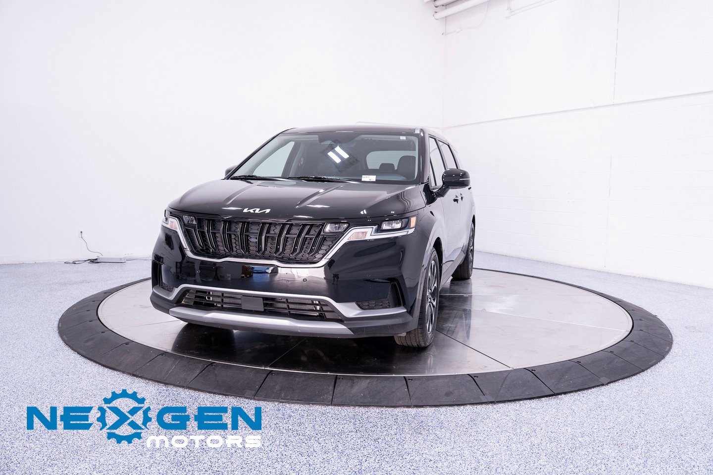 Used 2024 Kia Carnival EX image 29