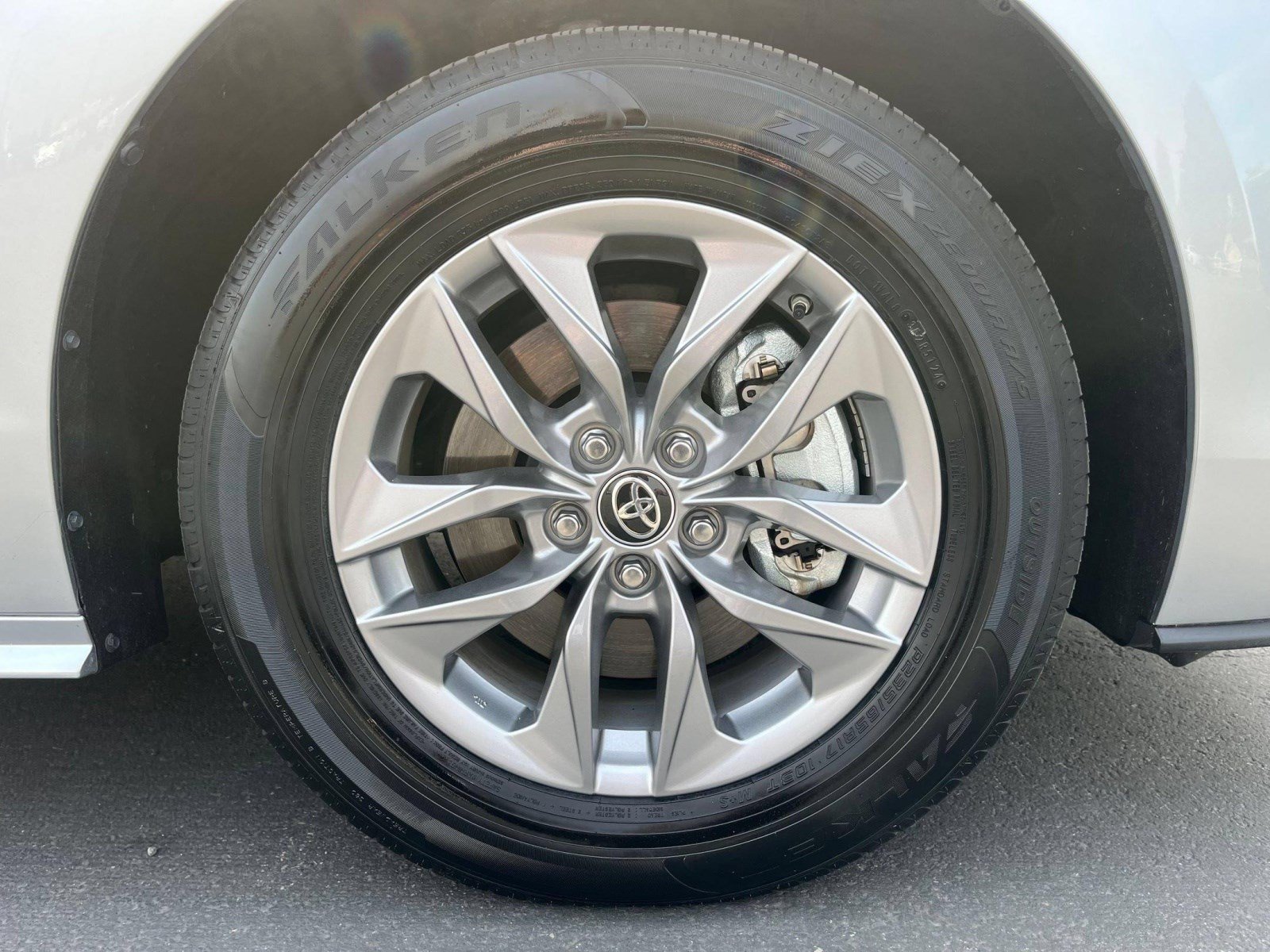Used 2025 Toyota Sienna LE w/ LE Plus Package AWD/4WD image 31