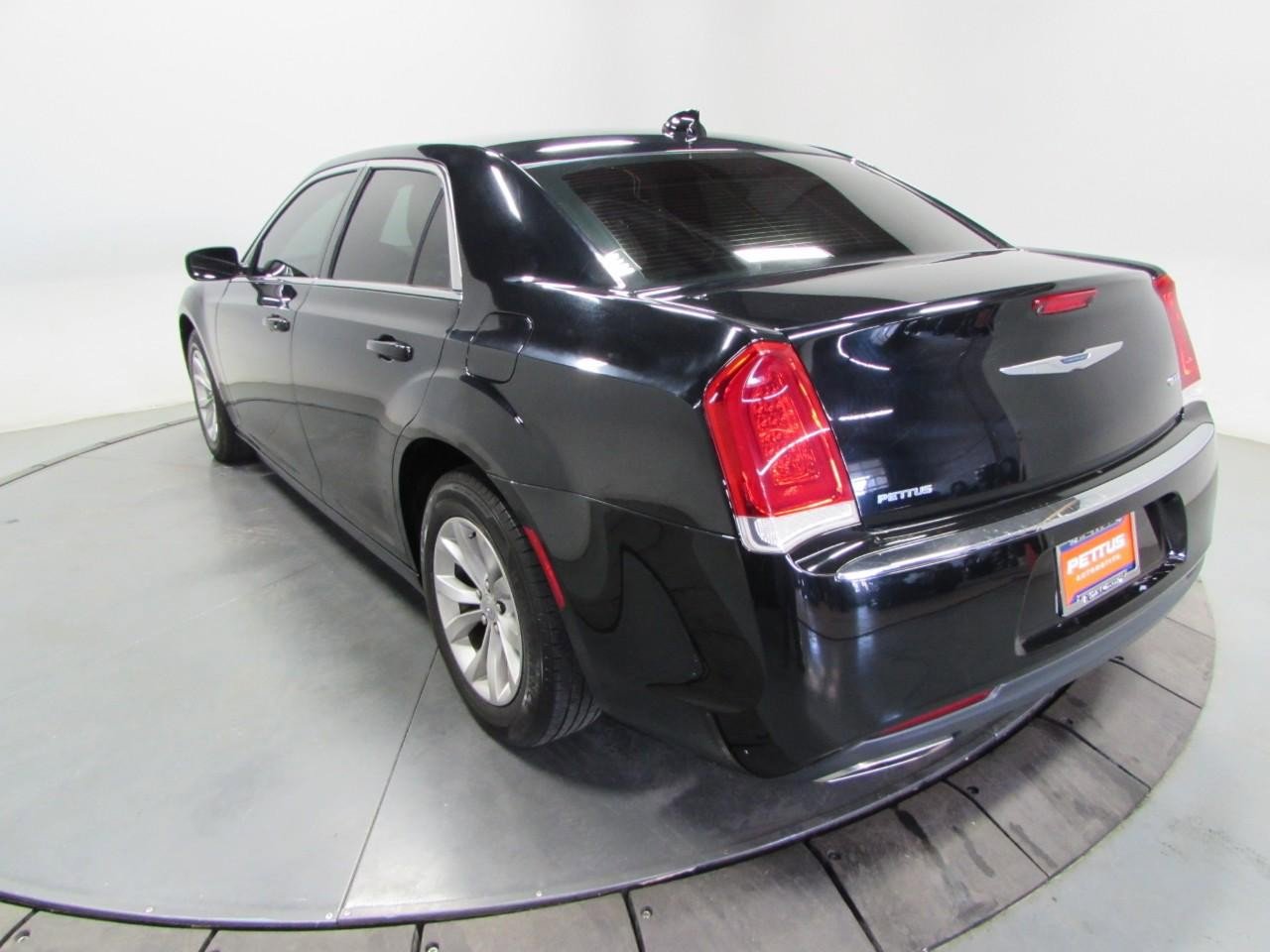 Used 2020 Chrysler 300 Touring image 5