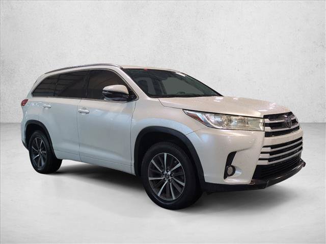 Used 2017 Toyota Highlander XLE FWD image 3