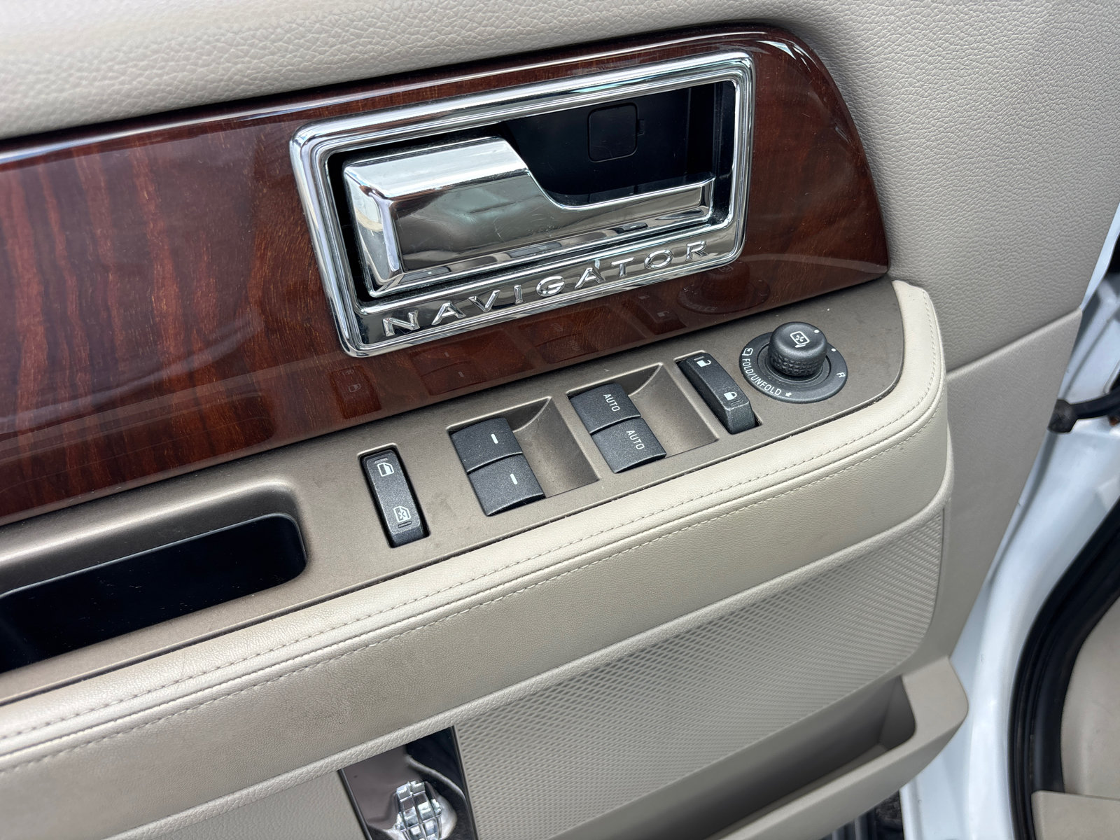 Used 2014 Lincoln Navigator L 4WD image 13