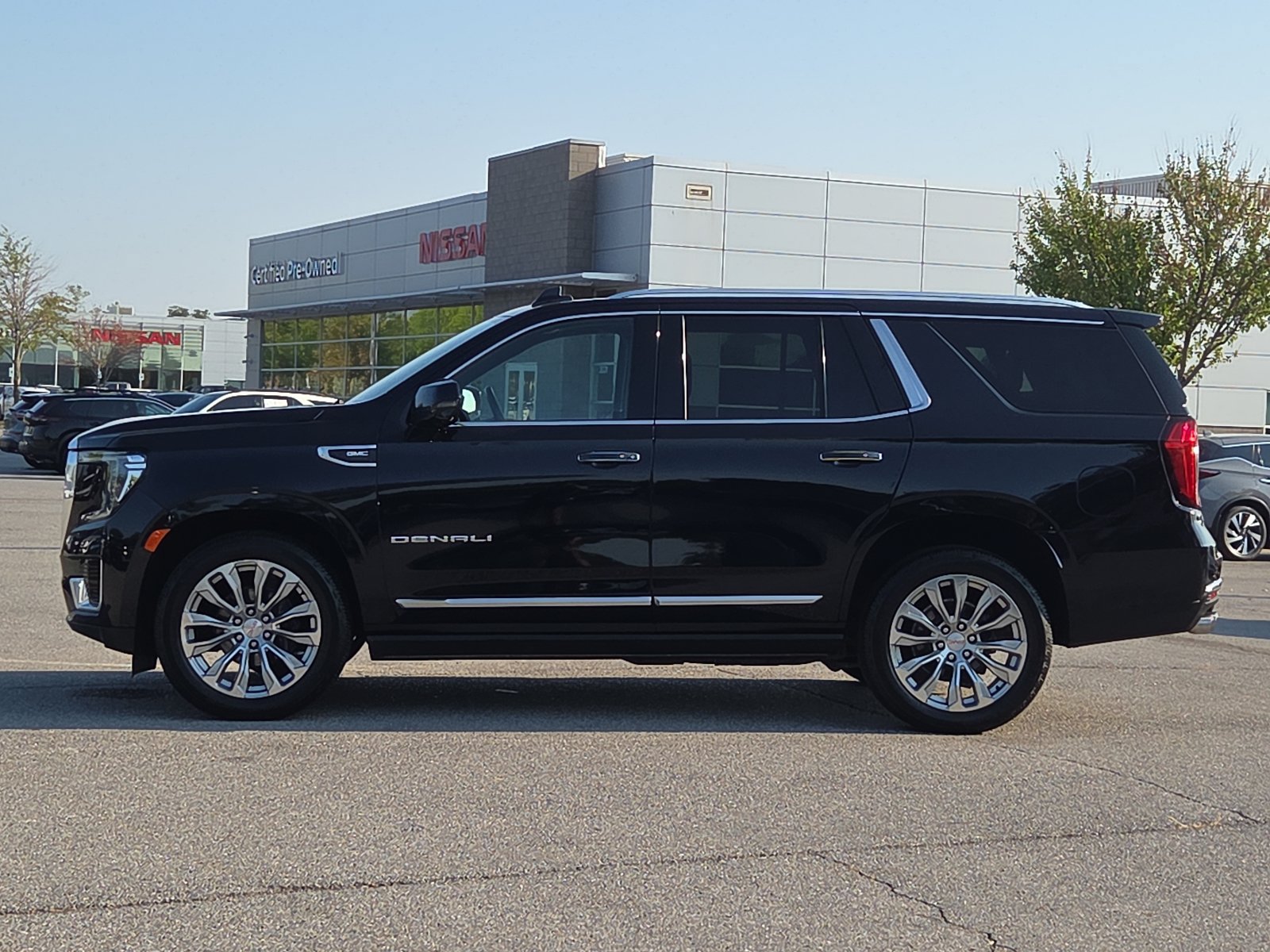 Used 2022 GMC Yukon Denali w/ Denali Premium Package AWD/4WD image 3