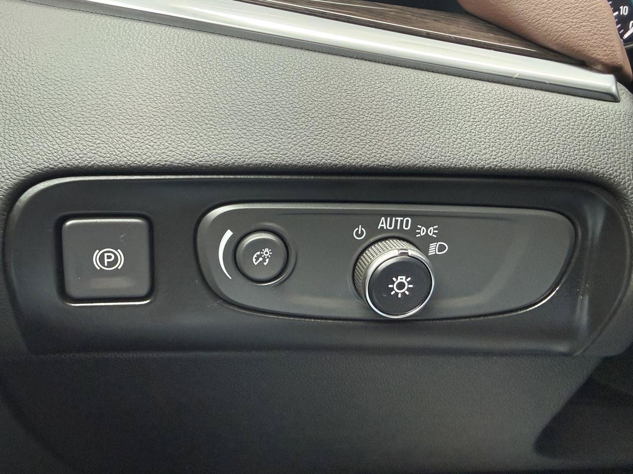 Used 2018 Buick Enclave Avenir w/ Avenir Technology Package AWD/4WD image 15