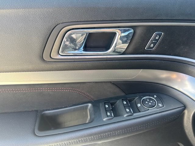 Used 2018 Ford Explorer XLT w/ Equipment Group 202A FWD image 12