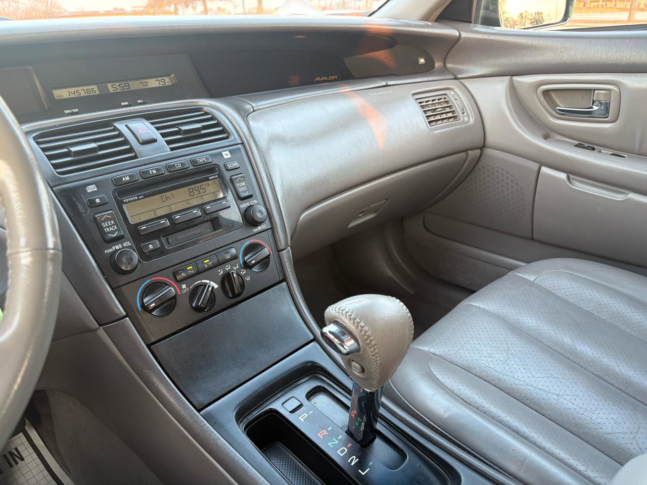 Used 2004 Toyota Avalon XLS image 9