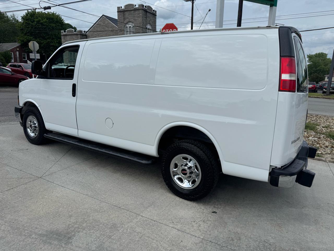 Used 2017 GMC Savana 2500 RWD image 3