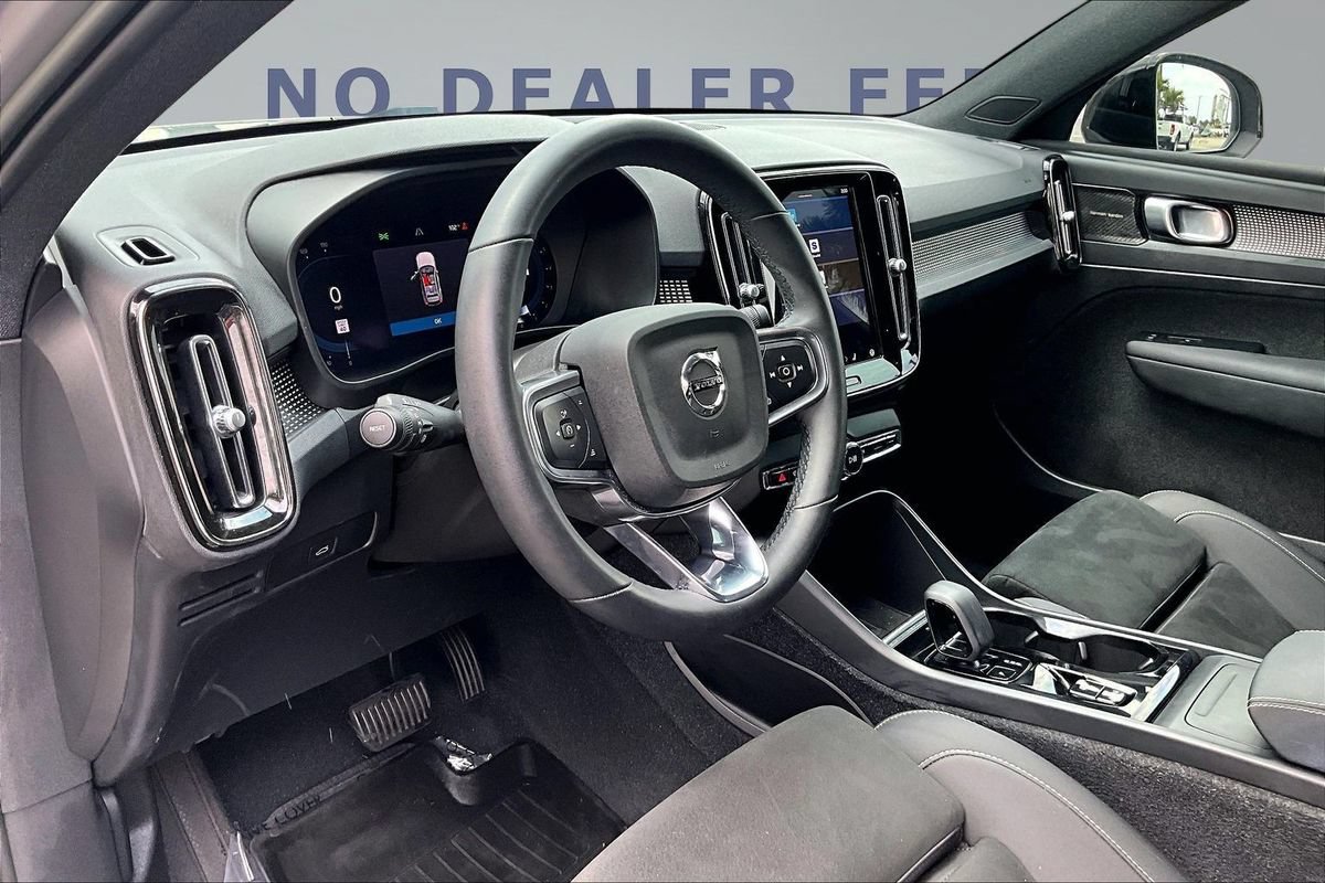 Used 2023 Volvo XC40 B4 Ultimate w/ Protection Package Premier FWD image 17