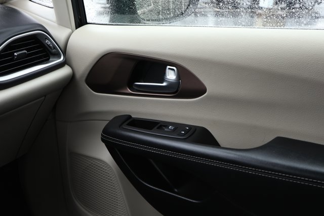 Used 2023 Chrysler Voyager LX image 25