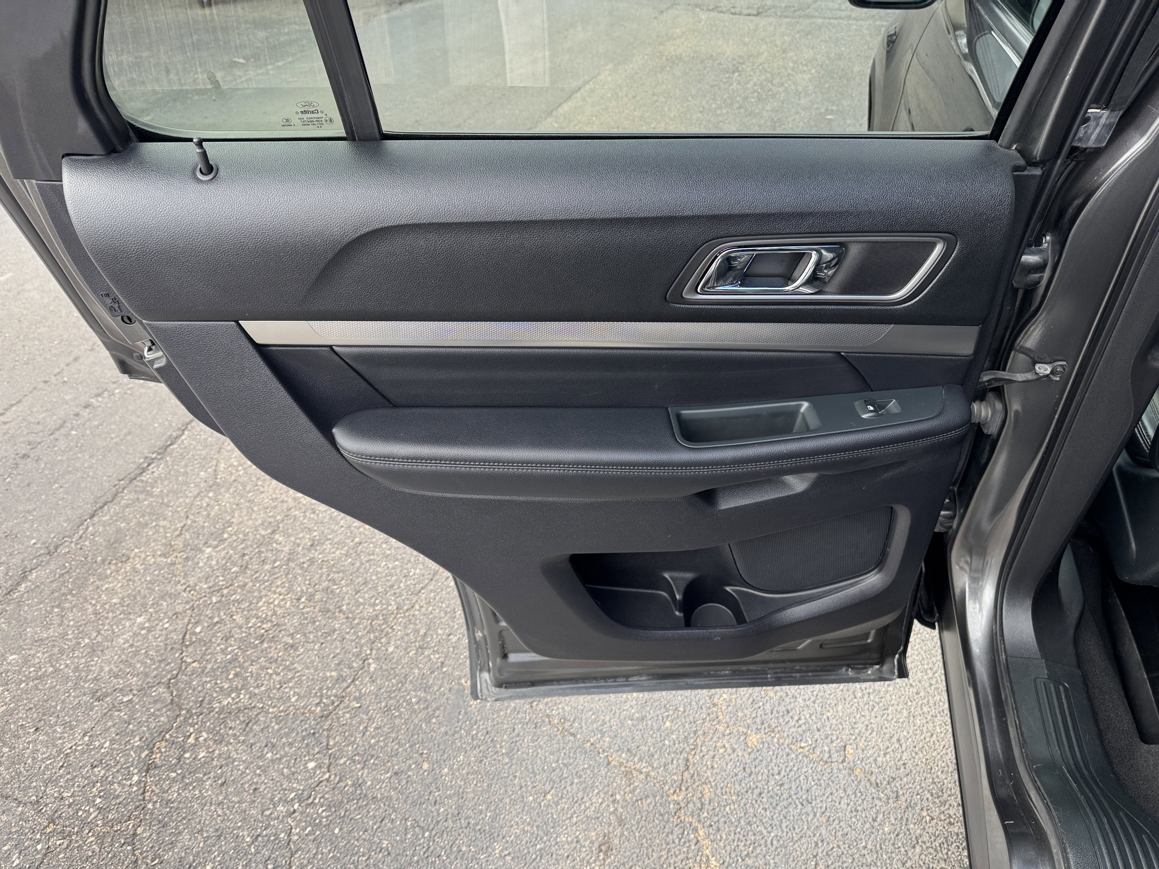 Used 2019 Ford Explorer XLT w/ Equipment Group 202A AWD/4WD image 28