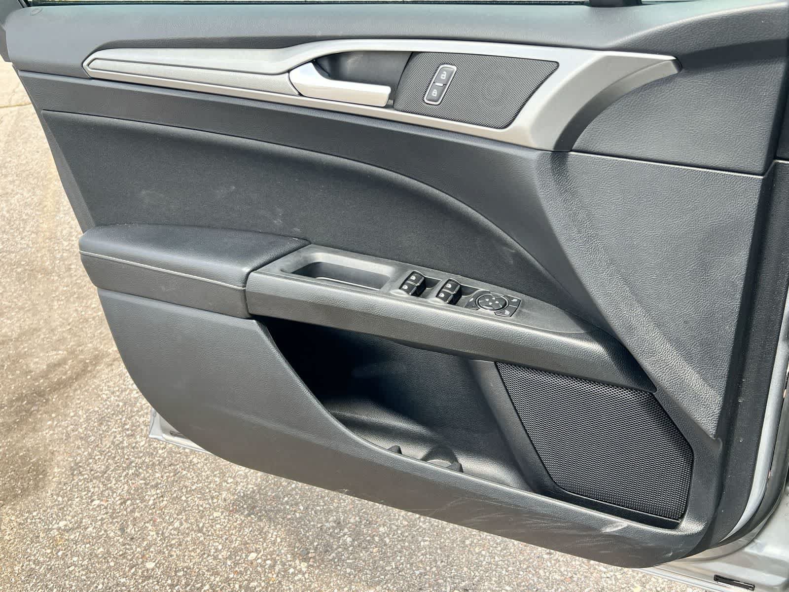 Used 2020 Ford Fusion SE FWD image 30