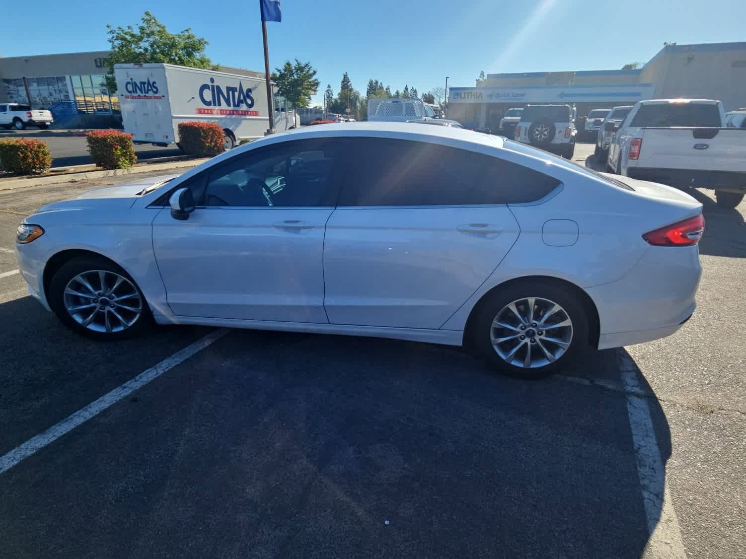Used 2017 Ford Fusion SE w/ Fusion SE Technology Package image 5