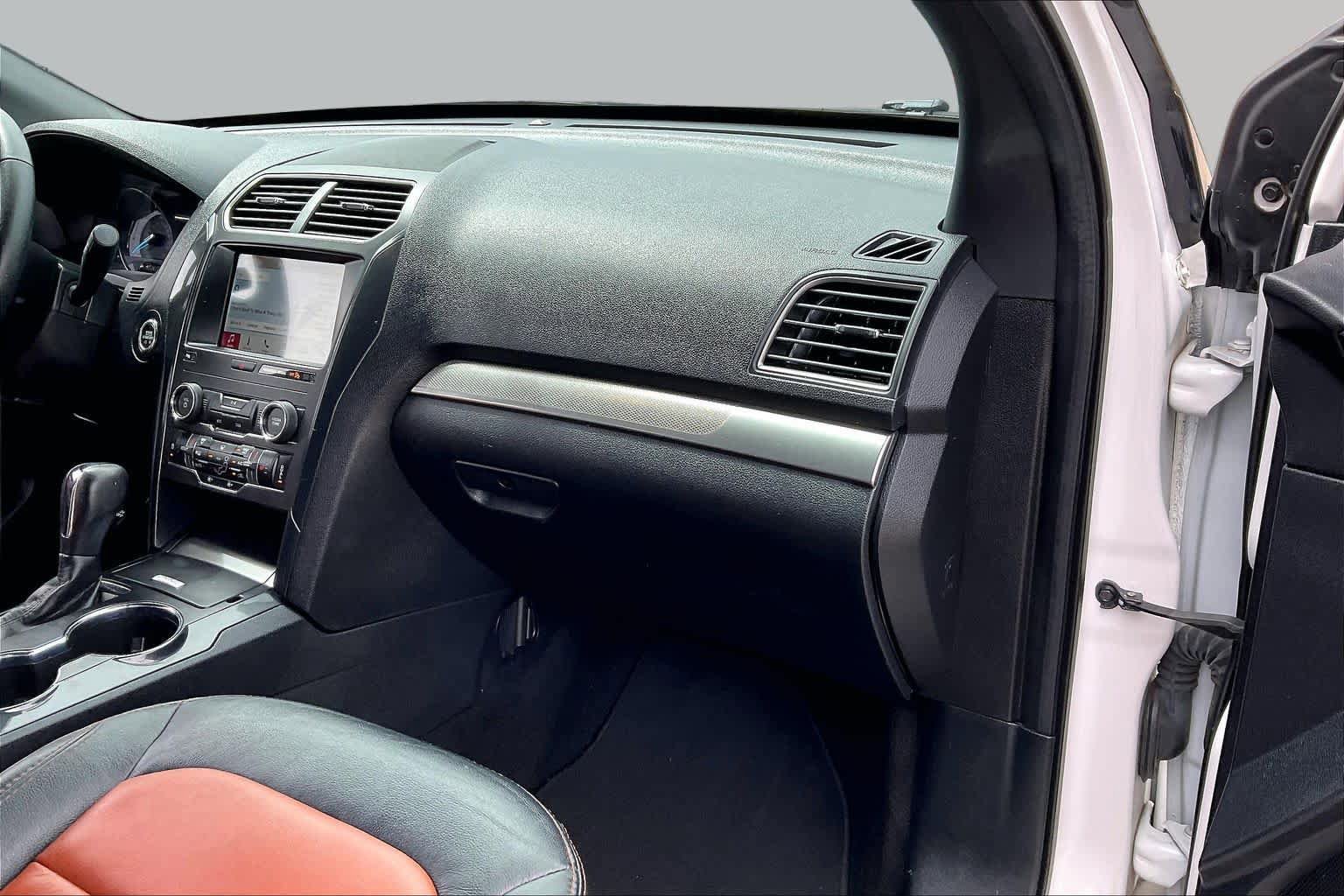 Used 2019 Ford Explorer XLT w/ Equipment Group 202A FWD image 18