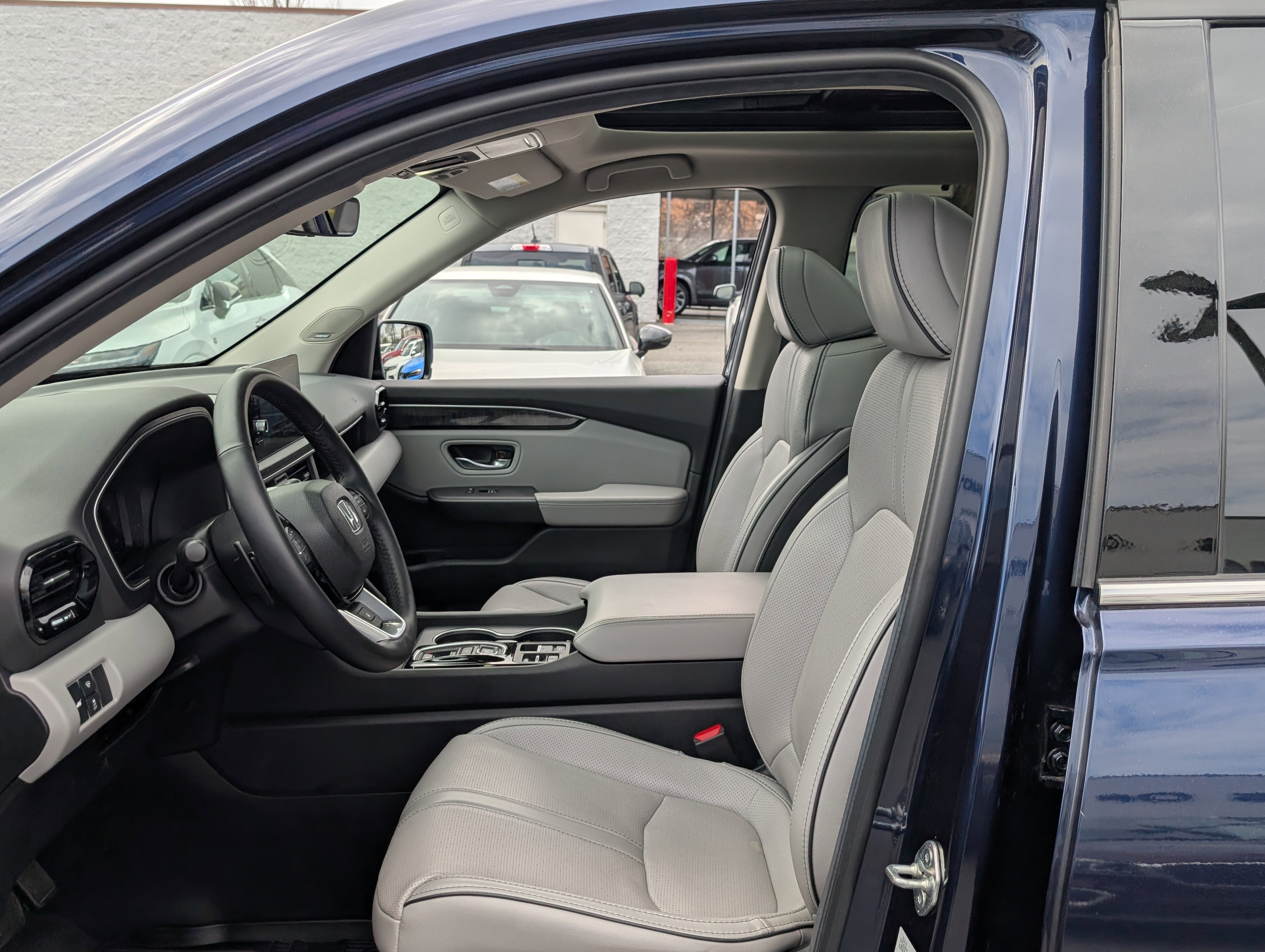 Used 2025 Honda Pilot Elite image 18