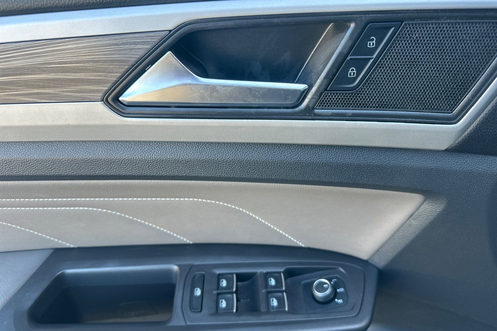 Used 2022 Volkswagen Atlas Cross Sport SE image 11