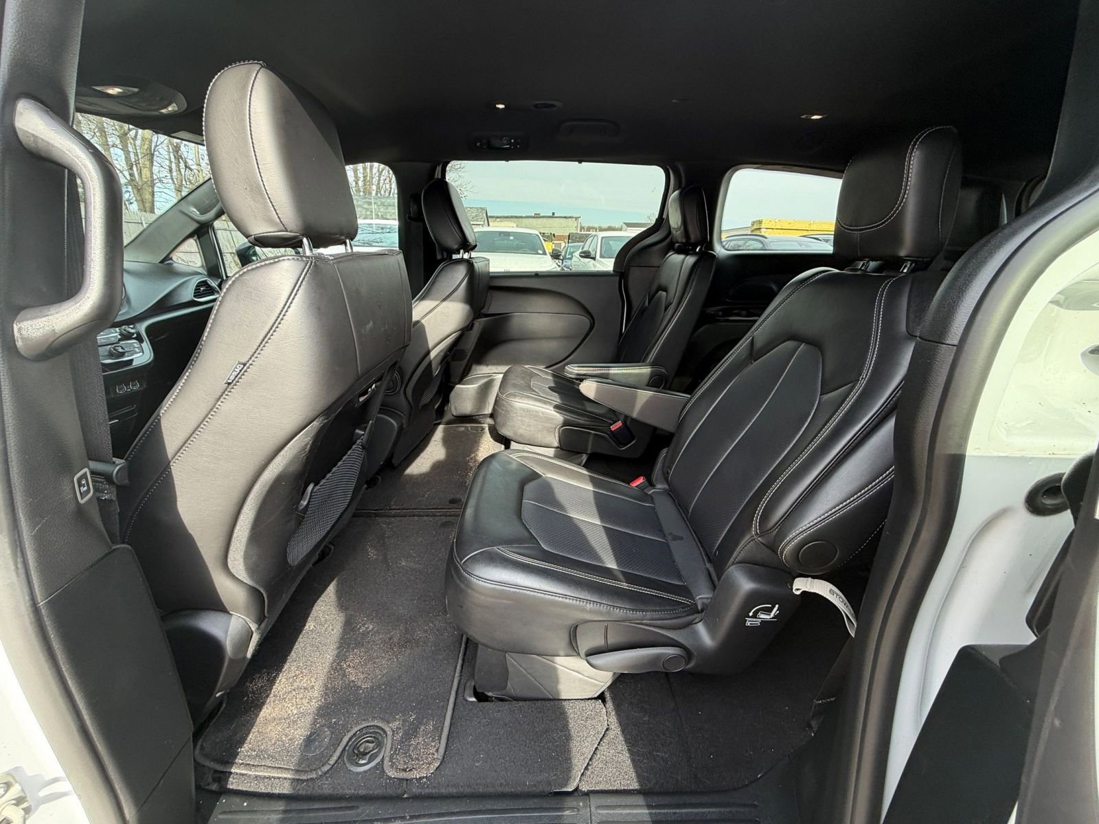 Used 2025 Chrysler Pacifica Select image 28